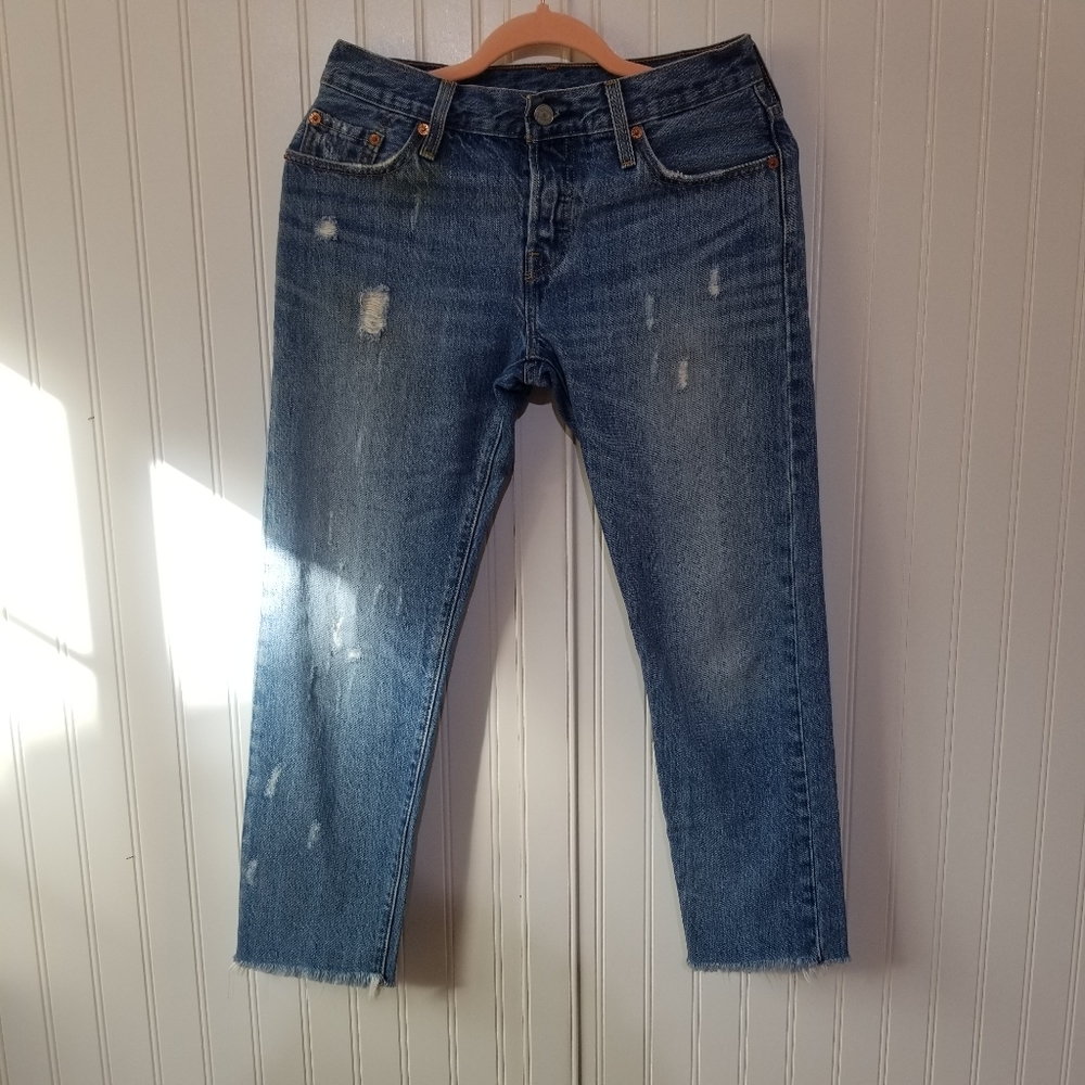501 Levi's Medium Wash Distressed Button Fly Levi's Jeans. - Picture 6 of 15